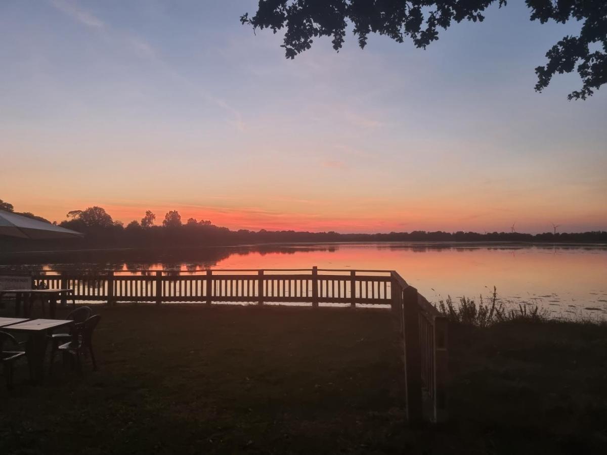 Camping Les Rives Du Lac Bois Morin Exterior photo